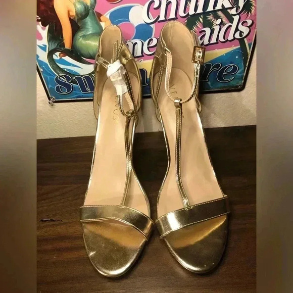 Gold Heels size 8.5 - Picture 1 of 9